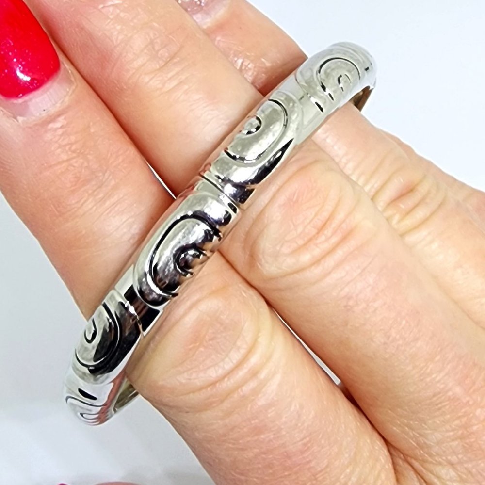 Lia Sophia RUMBA Classic Modernist Circle Swirl Links Silver Stretch Bracelet
